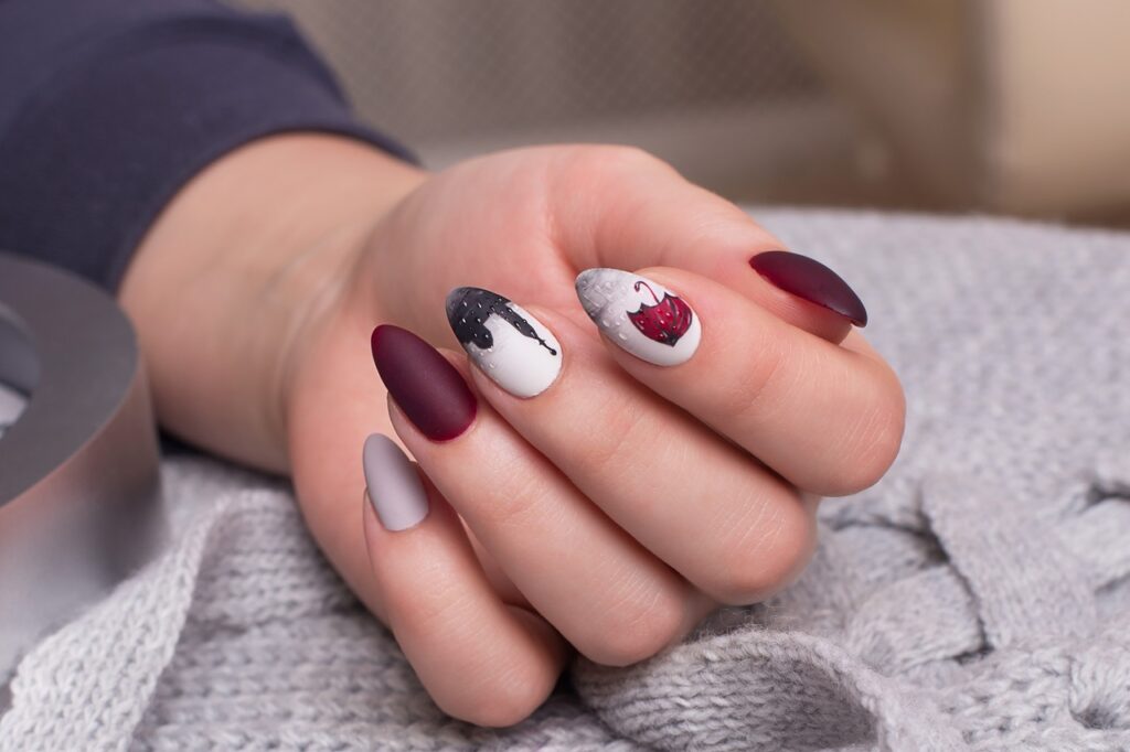 uñas color vino con efecto mate