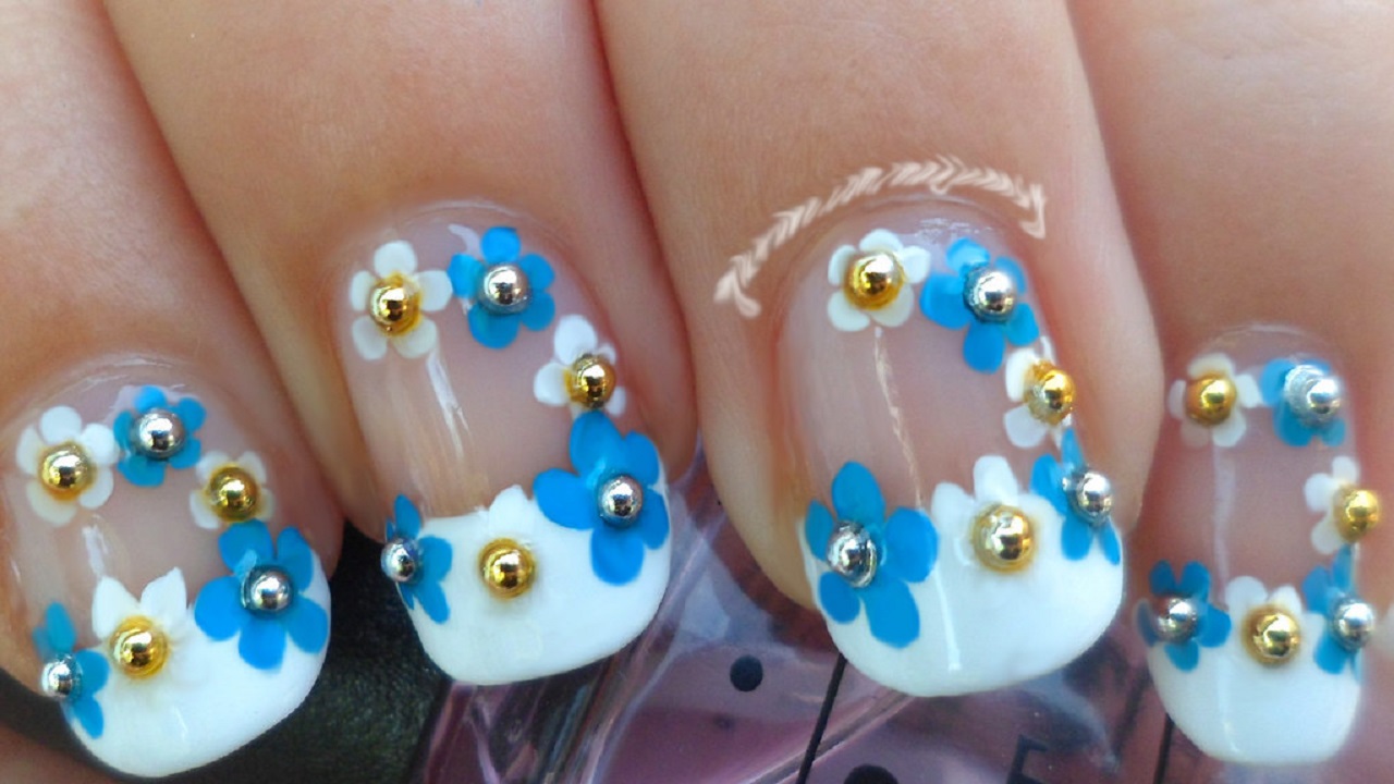 uñas francesas con flores elegantes con piedras