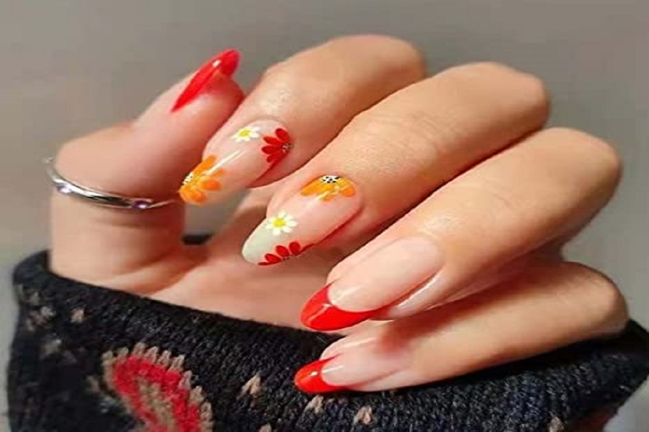 uñas francesas con flores en tonos vibrantes
