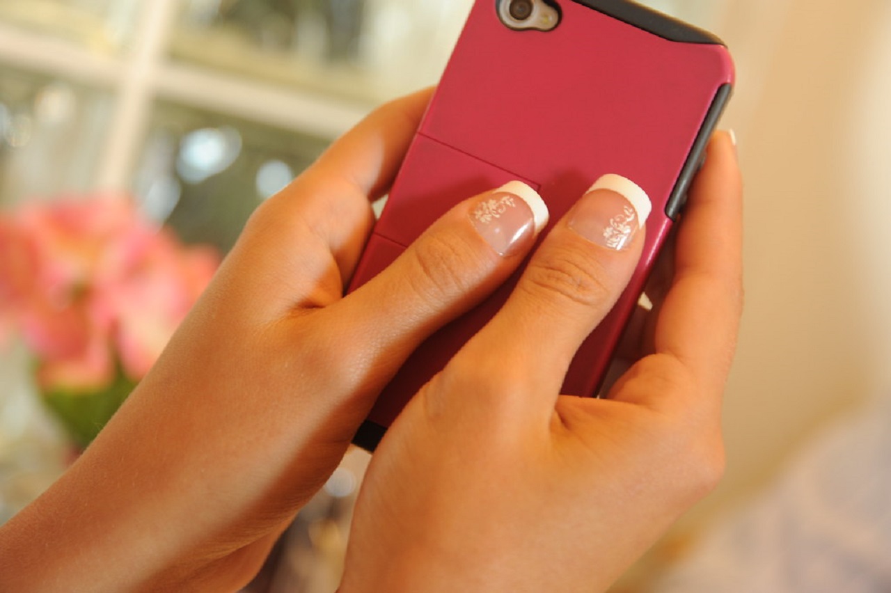 uñas francesas con flores blancas