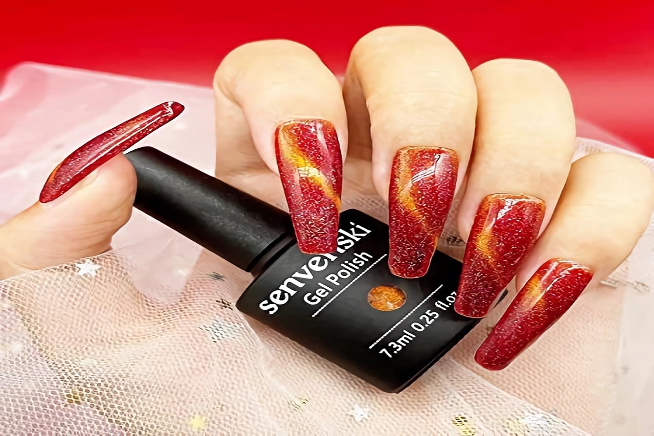 uñas de gelish rojas con dorado