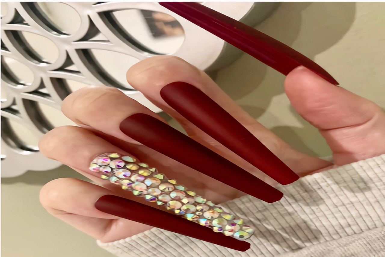 uñas largas rojo mate y diamantes