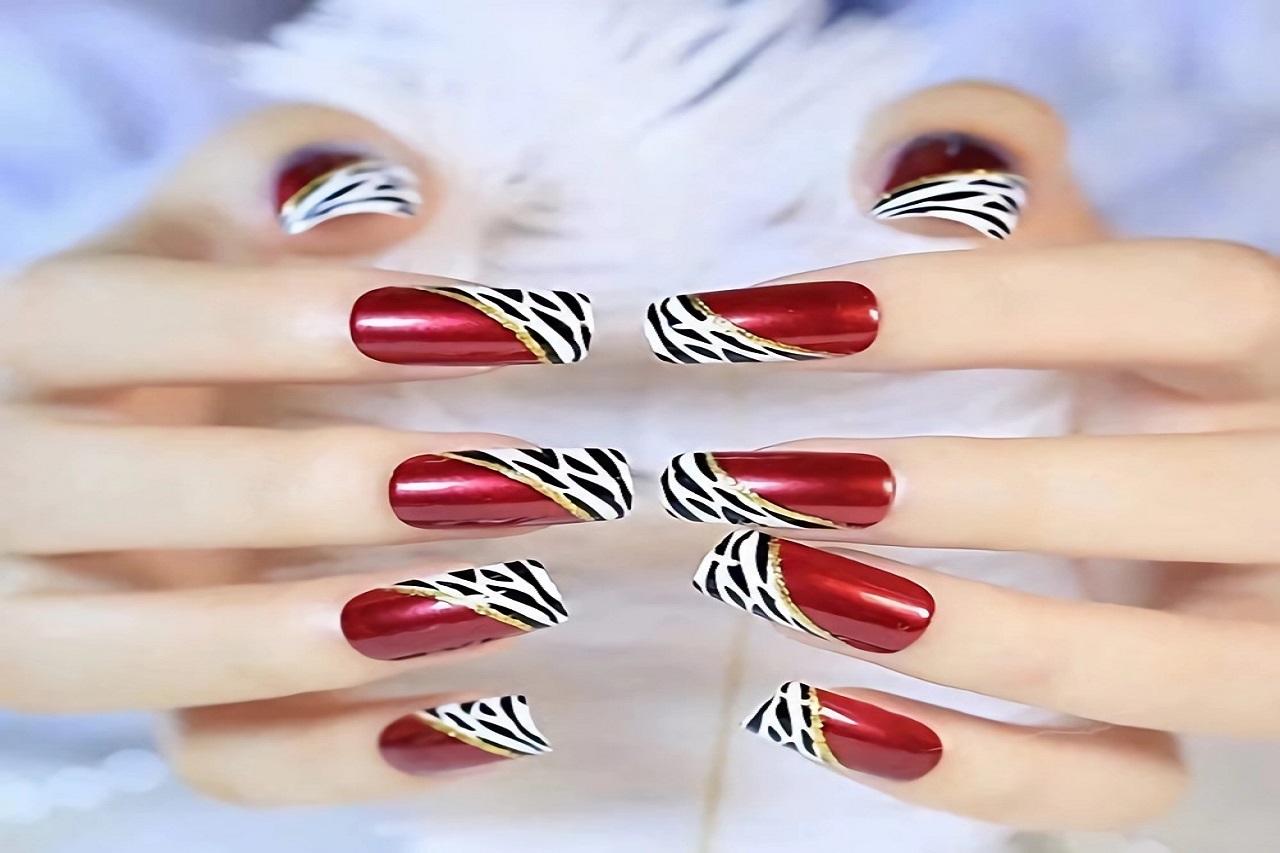 uñas rojas con negro y dorado